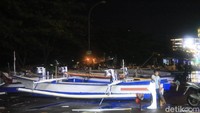 Sejumlah kendaraan yang memaksa keluar area kawasan Megamas terpaksa dihantam ombak besar.