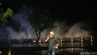Pantauan detikcom di kawasan Megamas yang berada di pesisir Manado, Selasa (7/12) malam, tampak ombak besar setinggi 5 meter menghantam tanggul di bibir pantai.