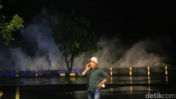 Potret Manado dihantam ombak besar. Potret Manado dihantam ombak besar.