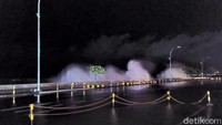 Kepala BPBD Manado Peter Eman mengatakan sekitar pesisir pantai Manado mengalami banjir karena gelombang pasang.