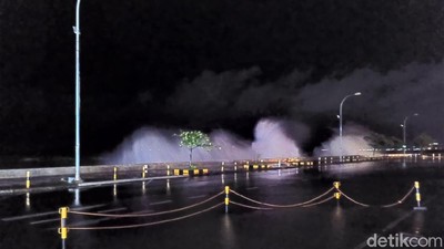 Potret Dahsyatnya Ombak Besar Banjiri Kawasan Megamas Manado