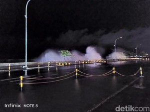 Ombak Besar Jebol Tanggul di Pesisir Manado, Permukiman Terendam Banjir Rob