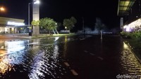 Gelombang tinggi itu menyebabkan air masuk hingga ke area parkir Megamas.