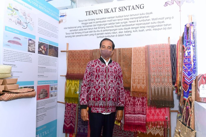 Presiden Jokowi berbelanja jaket bomber motif Dayak Sintang produksi pelaku UMKM setempat di Bandara Tebelian, Sintang, Kalbar.