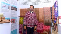Jaket bomber motif Dayak Sintang merah jadi pilihan Jokowi. Usai dibeli, jaket bomber itu langsung dikenakan Jokowi. Sementara itu Menteri Sekretaris Negara Pratikno, Menteri Pekerjaan Umum dan Perumahan Rakyar (PUPR) Basuki Hadimuljono, Menteri Perhubungan Budi Karya Sumadi juga membeli seulas kain tenun yang juga lansgung dikenakan. (Muchlis Jr/Biro Pers Sekretariat Presiden)