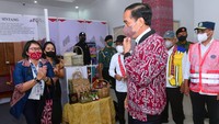 Untuk diketahui, Jokowi memang gemar mengenakan jaket model bomber. Dalam sejumlah kunjungan kerja dan kegiatan olahraga, Jokowi tampil mengenakan jaket bomber. (Muchlis Jr/Biro Pers Sekretariat Presiden)