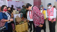 Berdasarkan keterangan tertulis Biro Pers, Media dan Informasi Sekretariat Presiden, Jokowi menemui para pelaku UMKM di sudut Bandara Tebelian saat meresmikan bandara tersebut. Mulanya Jokowi tertarik melihat kain tenun ikat Sintang. (Muchlis Jr/Biro Pers Sekretariat Presiden)