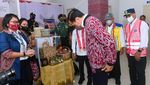 Momen Jokowi Cek Tanggul Hingga Belanja Jaket Bomber di Sintang