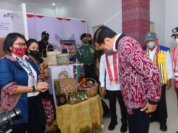 Presiden Jokowi berbelanja jaket bomber motif Dayak Sintang produksi pelaku UMKM setempat di Bandara Tebelian, Sintang, Kalbar.