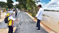 Jokowi lalu menerangkan upaya jangka panjang dan menengah dalam rangka mencegah terjadinya kembali banjir adalah dengan memulihkan kondisi DAS yang rusak. Salah satu caranya dengan penghijauan kembali area tangkapan air itu. (Agus Suparto/Biro Pers Istana)