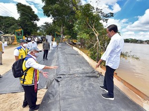 Jokowi Minta KLHK dan Pebisnis Hijaukan Daerah Aliran Sungai di Sintang