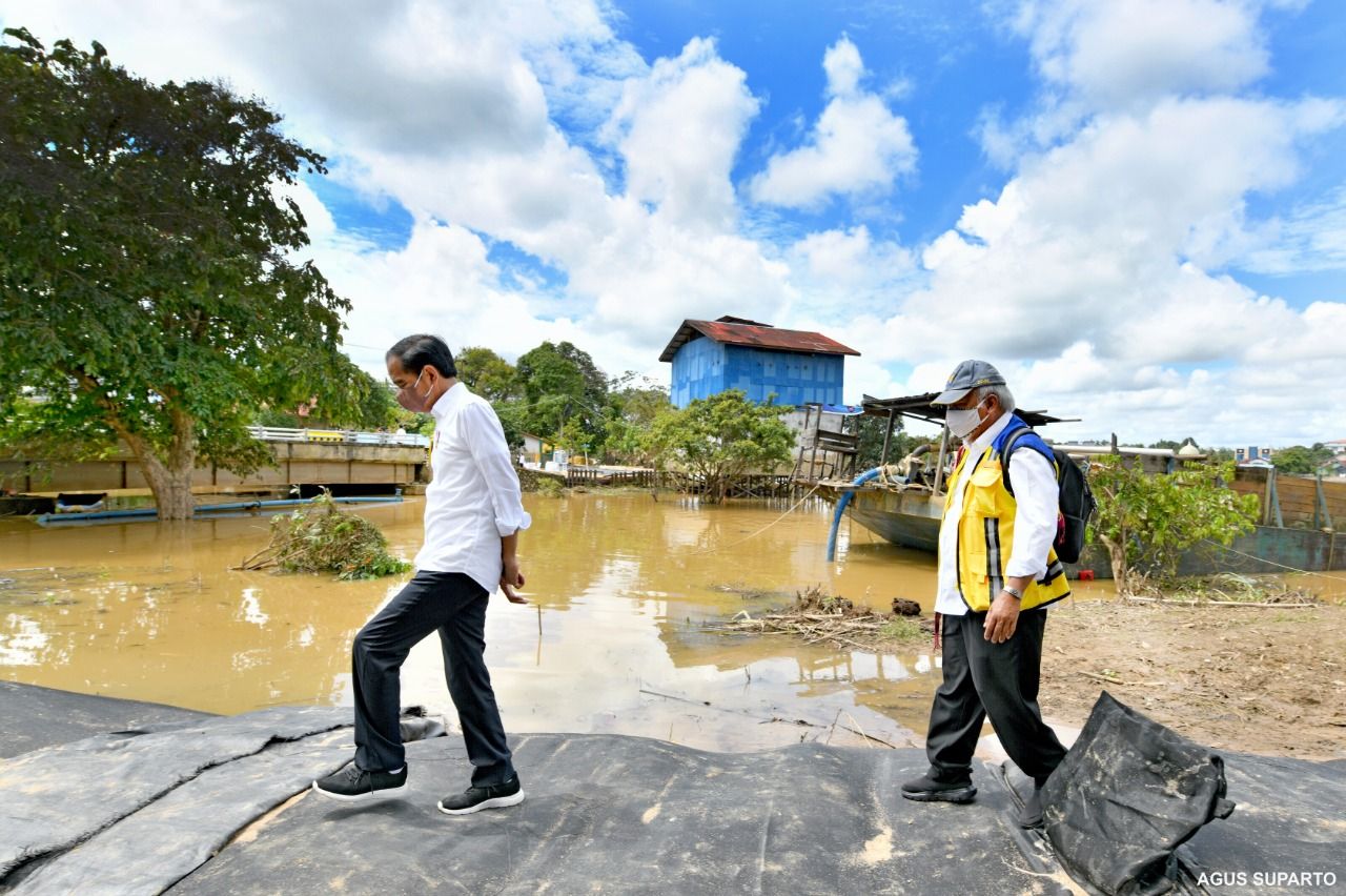 Presiden Jokowi meninjau geobag dan geotub penahan banjir di Kelurahan Ladang, Sintang Kalbar bekas lokasi terdampak terendam banjir akibat meluapnya Sungai Kapuas. (8/12/2021).