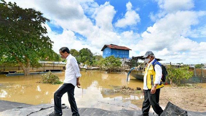 Presiden Jokowi meninjau geobag dan geotub penahan banjir di Kelurahan Ladang, Sintang Kalbar bekas lokasi terdampak terendam banjir akibat meluapnya Sungai Kapuas. (8/12/2021).