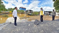 Jokowi meminta Kementerian Kehutanan dan Lingkungan Hidup (LHK) dan perusahaan swasta besar di Kabupaten Sintang menghijaukan kembali daerah aliran sungai (DAS) Kapuas dan Melawi. (Agus Suparto/Biro Pers Sekretariat Presiden)