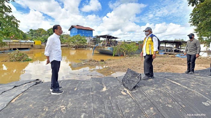 Presiden Jokowi meninjau pembangunan geotube atau tanggul penahan banjir di Sintang, Kalbar. Presiden Jokowi meninjau pembangunan geotube atau tanggul penahan banjir di Sintang, Kalbar.