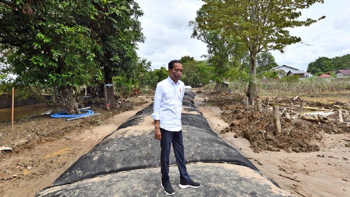 Presiden Jokowi meninjau pembangunan geotube atau tanggul penahan banjir di Sintang, Kalbar.