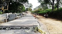 Pembangunan secara masif pun tampak sedang dilakukan dan masih berlangsung di jalan menuju Bumi Perkemahan Kiara Payung dengan sebagian ada yang sedang dilakukan betonisasi dan sebagiannya lagi sedang dilakukan perataan tanah.