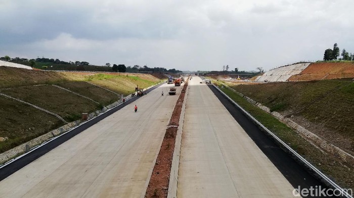 Jelang dibukanya tol Cisumdawu awal 2022, pembangunan jalur gerbang exit tol Cisumdawu di kawasan Jatinangor, Sumedang masih berlangsung. Begini progresnya.