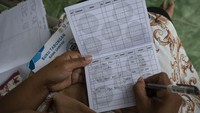 Dari hasil pemilahan itu, masyarakat Sabira pun mendapatkan manfaatnya. Setiap tahun tiap nasabah mendapatkan Rp100.000-150.000 dari sampah plastik yang mereka setorkan, kata Agung yang juga menjadi pengurus Bank Sampah Sabira Bersih Gembira.