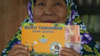 Sistem pengelolaan limbah ala bank sampah membuat kebiasaan menimbun limbah perlahan ditinggalkan masyarakat. Kini, masyarakat Sabira beralih ke kebiasaan memilah sampah organik dan bukan organik.