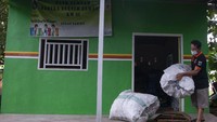 Oleh karena itu, mulai Februari 2020 masyarakat setempat dengan dukungan Suku Dinas Lingkungan Hidup (LH) Kabupaten Kepulauan Seribu mendirikan Bank Sampah Sabira Bersih Gembira untuk lebih mengoptimalkan upaya mengurangi volume sampah.