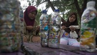 Namun, upaya itu belum cukup. Sampah masih sering kali menumpuk di Pulau Sabira karena KM Samtama hanya datang selama sekali dalam satu bulan.