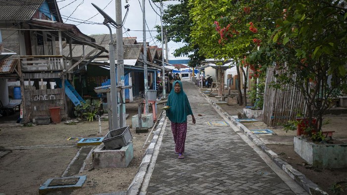 Seperti daerah-daerah lainnya di Indonesia, sampah juga menjadi permasalahan yang dihadapi masyarakat di Pulau Sabira, Kepulauan Seribu, Provinsi DKI Jakarta.