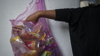 Sebagian sampah plastik yang disetorkan kepada bank sampah selanjutnya dijual ke pengepul di Jawa dan sebagian lainnya didaur ulang menjadi ecobrick atau hasil daur ulang sampah plastik yang dapat dimanfaatkan menjadi kursi atau meja.