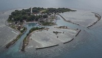 Foto aerial suasana Pulau Sabira, Kepulauan Seribu, Jakarta.