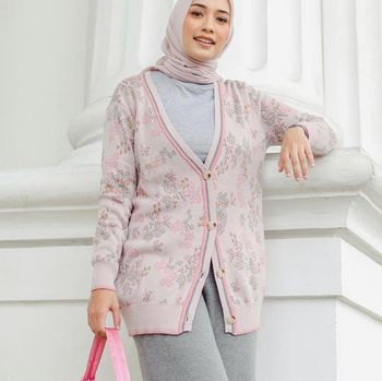 Rekomendasi cardigan rajut motif dari Muda.