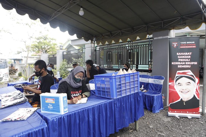 Relawan Ganjar Bangun Dapur Umum di Lokasi Pengungsian Erupsi Semeru