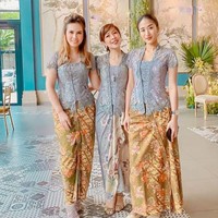 Di acara pernikahan sang kakak Renatta tampil anggun mengenakan kebaya model kutubaru. Kebaya tersebut tampak dipadukan dengan kain batik sebagai bawahannya. Foto: Instagram