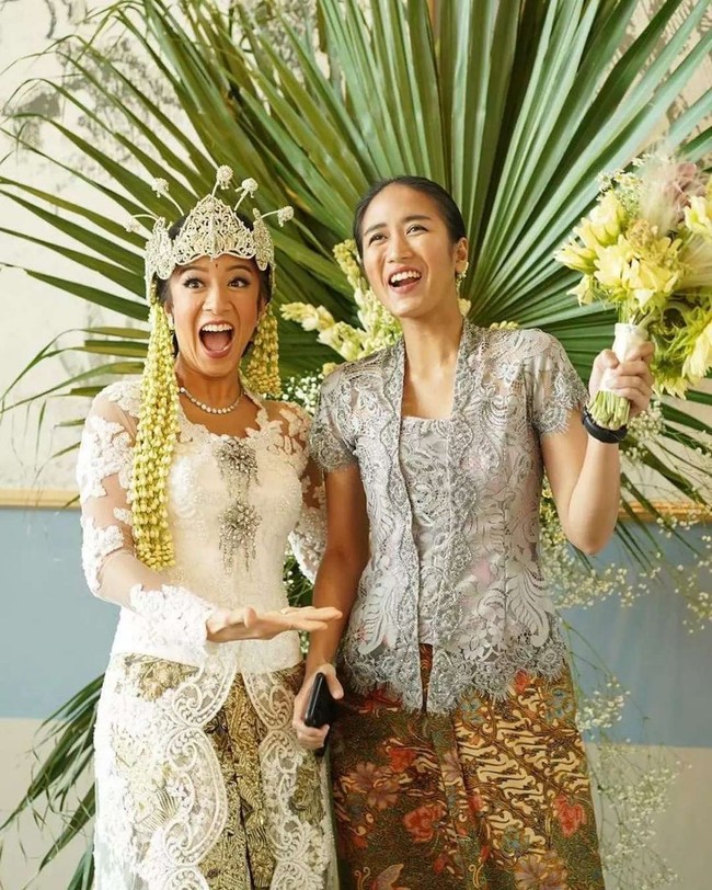 Rambutnya pun tampak sederhana dengan hanya dicepol rendah namun tetap terlihat rapih. Bagaimana menurutmu penampilan chef Renatta saat mengenakan kebaya kutubaru ini? Foto: Instagram