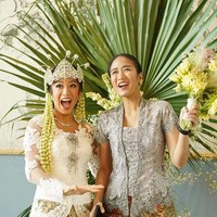 Rambutnya pun tampak sederhana dengan hanya dicepol rendah namun tetap terlihat rapih. Bagaimana menurutmu penampilan chef Renatta saat mengenakan kebaya kutubaru ini? Foto: Instagram
