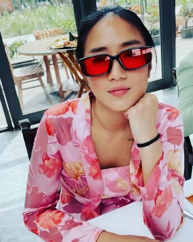 Pada momen lamaran Vidi Aldiano, Renatta pun tampil simple dengan rambut yang hanya diikat ke belakang. Dirinya pun memilih untuk tidak mengenakan aksesori seperti anting, cincin, maupun gelang. Foto: Instagram