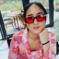 Pada momen lamaran Vidi Aldiano, Renatta pun tampil simple dengan rambut yang hanya diikat ke belakang. Dirinya pun memilih untuk tidak mengenakan aksesori seperti anting, cincin, maupun gelang. Foto: Instagram