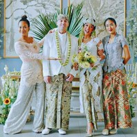 Renatta Moeloek menjadi salah satu chef yang banyak diidolakan. Namanya mulai terkenal usai dirinya menjadi juri Master Chef Indonesia. Kerap kali tampil tomboy, dalam beberapa kesempatan Renatta tampak mengenakan kebaya. Seperti saat pernikahan kakaknya, Kareyca Moeloek. Foto: Instagram