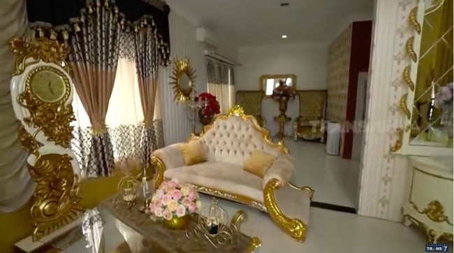 Gaya klasik konsisten hingga di dalam rumah. Hampir setiap sudut dihiasi interior bernuansa emas. Sofa ini dibuat secara khusus untuk Indah Sari. Sepaket dengan jam, sofa tersebut dibelinya seharga Rp 47 juta. (Foto: YouTube/Trans7 Official)