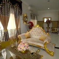 Gaya klasik konsisten hingga di dalam rumah. Hampir setiap sudut dihiasi interior bernuansa emas. Sofa ini dibuat secara khusus untuk Indah Sari. Sepaket dengan jam, sofa tersebut dibelinya seharga Rp 47 juta. (Foto: YouTube/Trans7 Official)