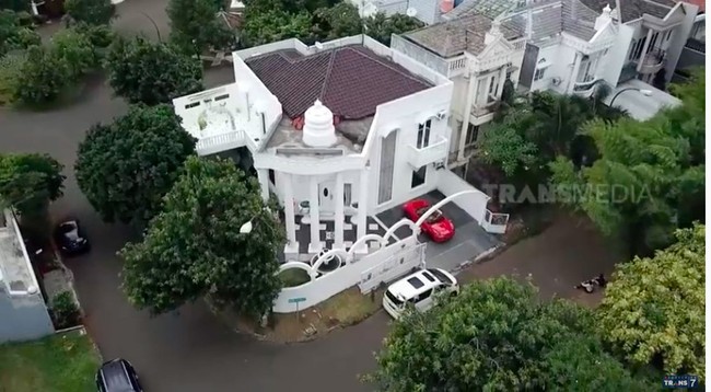 Seperti ini penampakan rumah Indah Sari bila dilihat dari atas. Tampak luar, bentuknya menyerupai istana berkat eksteriornya yang bergaya klasik dan pilar-pilar yang menopang bagian depan rumah. Rumornya, rumah tersebut bernilai Rp 7 miliar. (Foto: YouTube/Trans7 Official)