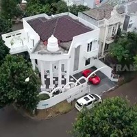 Seperti ini penampakan rumah Indah Sari bila dilihat dari atas. Tampak luar, bentuknya menyerupai istana berkat eksteriornya yang bergaya klasik dan pilar-pilar yang menopang bagian depan rumah. Rumornya, rumah tersebut bernilai Rp 7 miliar. (Foto: YouTube/Trans7 Official)