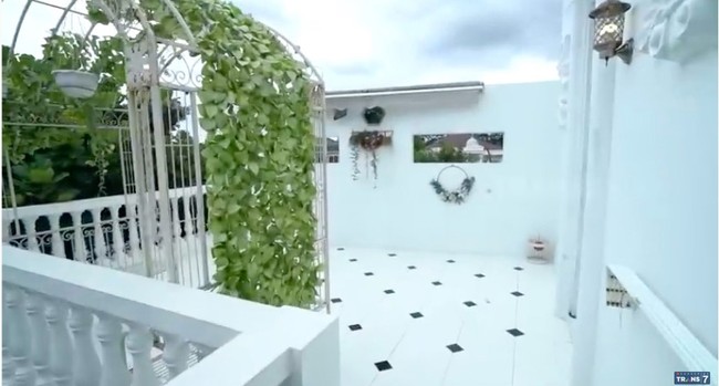 Tidak ketinggalan sebuah roof-top yang biasa ia gunakan untuk BBQ bersama teman-temannya. (Foto: YouTube/Trans7 Official)