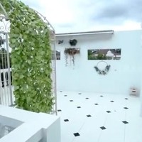 Tidak ketinggalan sebuah roof-top yang biasa ia gunakan untuk BBQ bersama teman-temannya. (Foto: YouTube/Trans7 Official)