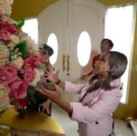 Masuk rumah, tamu langsung disambut rangkaian bunga replika. Meski bunga tiruan, harganya Rp 13 juta. Aku terinspirasi hotel-hotel. Kalau di hotel tuh, kan sering ada bunga-bunga di bagian depan, ujarnya. (Foto: YouTube/Trans7 Official)