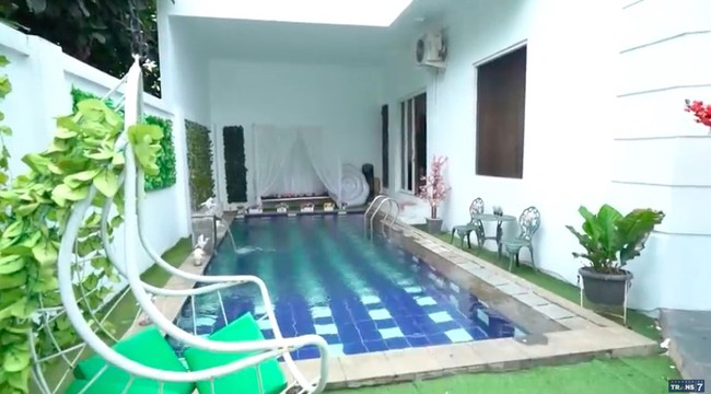 Seperti rumah mewah pada umumnya, rumah Indah Sari juga dilengkapi kolam renang. Indah Sari berencana menjual rumah yang harganya ditaksir mencapai Rp 7 miliar ini. Berminat? (Foto: YouTube/Trans7 Official)