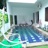 Seperti rumah mewah pada umumnya, rumah Indah Sari juga dilengkapi kolam renang. Indah Sari berencana menjual rumah yang harganya ditaksir mencapai Rp 7 miliar ini. Berminat? (Foto: YouTube/Trans7 Official)