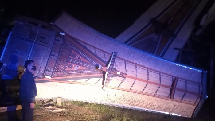Rumah Tongkonan atau rumah adat Toraja roboh diterjang angin kencang. (dok. Istimewa)