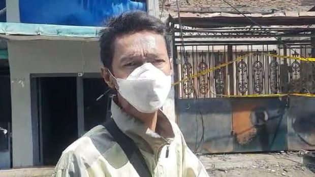 Kebakaran maut di Tamboran Jakbar tewaskan 5 orang. Saksi Jiwo menyebutkan kelima korban tewas sempat terjebak di lantai atas, Rabu (8/12/2021)