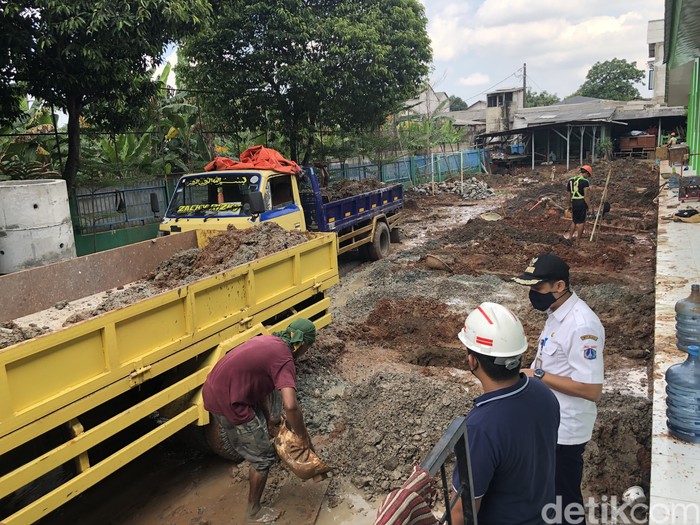 Salah satu proyek sumur resapan Kelurahan Petukangan Selatan, Pesanggrahan, Jakarta Selatan, 8 Desember 2021. (M Hanafi Aryan/detikcom)