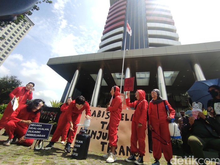 Sekelompok massa mengenakan kostum ala serial film Money Heist menggeruduk gedung Merah Putih KPK. Mereka mengkritik kemunduran pemberantasan korupsi. (Azhar Bagas/detikcom)